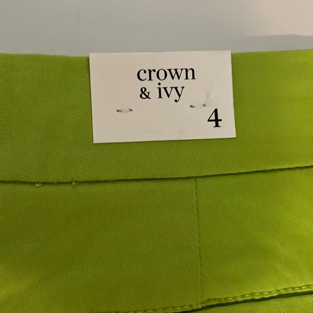 Crown & Ivy women's flat-front shorts size 4 NWT Bright Green